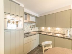 Η κουζίνα ή μικρή κουζίνα στο Apartment Sea Garden ground floor with garden by Interhome