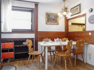 Ресторан / где поесть в Apartment Jonquilles-15 by Interhome