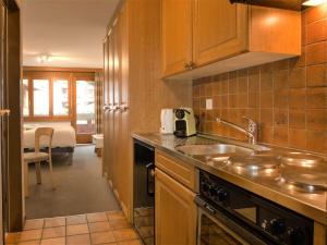 - une cuisine avec un évier et un comptoir dans l'établissement Apartment Bellevue-6 by Interhome, à Zermatt