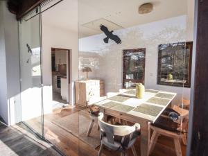 インスブルックにあるApartment Zirben Appartement Karin by Interhomeのガラスの壁のダイニングルーム(テーブル付)