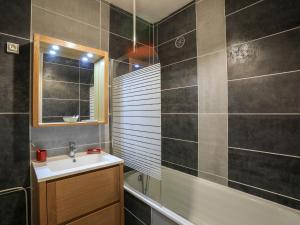 Phòng tắm tại Studio Cosmos-8 by Interhome