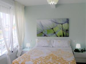ベニドルムにあるApartment Vistas sobre el mar-1 by Interhomeのベッドルーム1室(壁に絵画が描かれたベッド1台付)