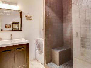 Ένα μπάνιο στο Apartment Cantegrit by Interhome