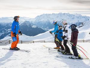 een groep mensen die bovenop een skipiste staan bij Apartment T-Resort La Tzoumaz 4p8 vue vallée by Interhome in La Tzoumaz