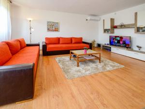 ein Wohnzimmer mit einer Couch und einem Couchtisch in der Unterkunft Holiday Home Madera by Interhome in Banjaselo