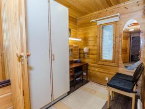 ein Zimmer mit einem Schreibtisch und einem Stuhl in einer Kabine in der Unterkunft Holiday Home Karjalan veikko 2 b by Interhome in Hattusaari + 19 Fotos