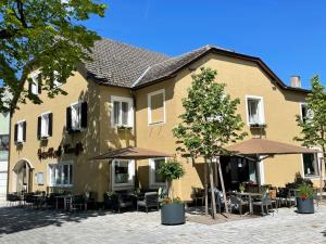 Budova, kde se penzion – hostinec nachází + 37 fotografií