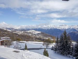 Blick auf einen verschneiten Berg mit schneebedeckten Bergen in der Unterkunft Studio Soyouz Vanguard-81 by Interhome in Le Corbier