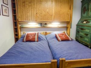 2 Betten in einem Schlafzimmer mit Etagenbett in der Unterkunft Apartment Les Jardins du Mont-Blanc-5 by Interhome in Chamonix-Mont-Blanc