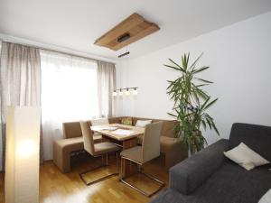 un soggiorno con tavolo e divano di Apartment Tivoli by Interhome a Innsbruck