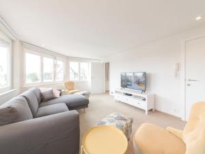 - un salon avec un canapé et une télévision dans l'établissement Apartment Littoral by Interhome, au Coq