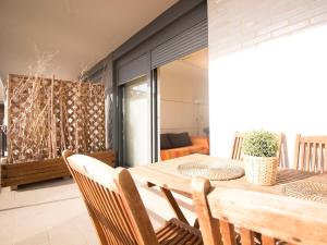 comedor con mesa de madera y sillas en Apartment Goleta-1 by Interhome en Cambrils