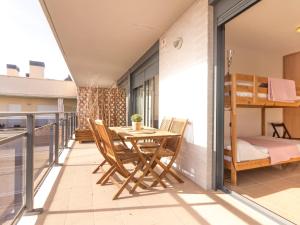 un balcón con mesa y sillas. en Apartment Goleta-1 by Interhome en Cambrils
