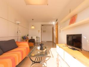 Μια τηλεόραση ή/και κέντρο ψυχαγωγίας στο Apartment Goleta-1 by Interhome +16 φωτογραφίες