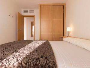 1 dormitorio con 1 cama grande y armario en Apartment Goleta-1 by Interhome en Cambrils