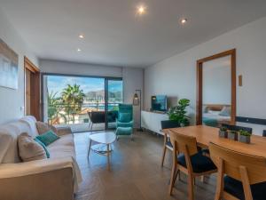 un soggiorno con divano e tavolo di Apartment Portobello Sea Views by Interhome a Port d'Alcudia