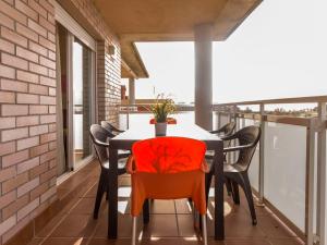 comedor con mesa y sillas en el balcón en Apartment Monaco by Interhome, en Cambrils