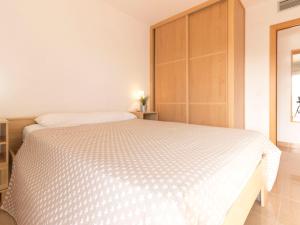A bed or beds in a room at Apartment Goleta-2 by Interhome