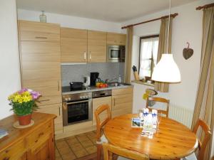 Kuchyň nebo kuchyňský kout v ubytování Apartment Wohnung 5 - Am Sonneneck by Interhome