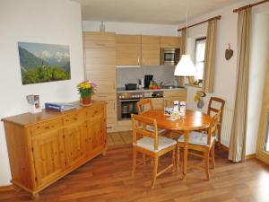 Kuchyň nebo kuchyňský kout v ubytování Apartment Wohnung 5 - Am Sonneneck by Interhome