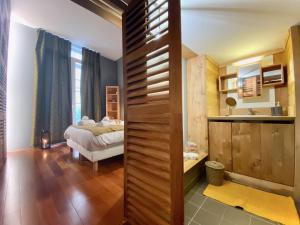 una camera con un letto di L'Ecrin de la Resistance a Montauban Altre 30 foto