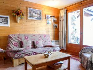 uma sala de estar com um sofá e uma mesa em Apartment Le Plan des Reines by Interhome em Chamonix-Mont-Blanc