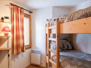 1 dormitorio con 2 literas y ventana en Apartment Le Plan des Reines by Interhome en Chamonix-Mont-Blanc