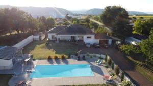 una vista aérea de una casa con piscina en Chez Anne Marie, en Beausemblant