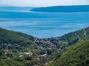 una vista aérea de una pequeña ciudad en una colina junto al agua en Holiday Home Stefi by Interhome, en Mošćenička Draga