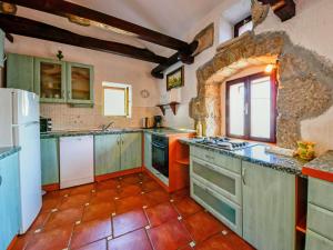Una cocina con gabinetes verdes y un refrigerador blanco. en Holiday Home Stefi by Interhome, en Mošćenička Draga 26 fotos más