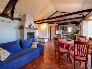 Una sala de estar con un sofá azul y una mesa. en Holiday Home Stefi by Interhome, en Mošćenička Draga