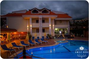 Bazén v ubytování Emily Rose Hotel nebo v jeho okolí