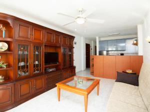 Una sala de estar con un sofá y una mesa de café. en Apartment Atlantico-2 by Interhome, en Calpe