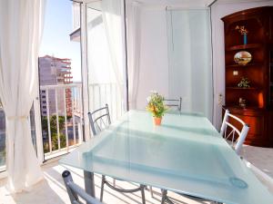 una mesa de cristal en una habitación con una ventana grande en Apartment Atlántico-2 by Interhome, en Calpe