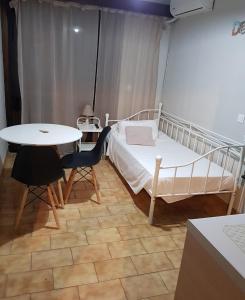 Ένα ή περισσότερα κρεβάτια σε δωμάτιο στο Emerald Dream House,Heart of the City Center +4 φωτογραφίες