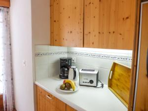 Kuchyň nebo kuchyňský kout v ubytování Apartment Chesa Maurus A12 by Interhome