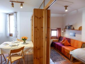 een woonkamer met een tafel en een bank en een kamer bij Apartment Chesa Maurus A12 by Interhome in St. Moritz