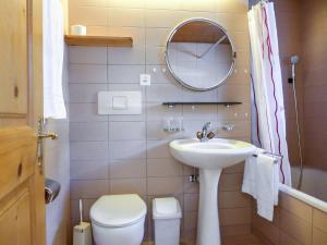 Koupelna v ubytování Apartment Chesa Maurus A12 by Interhome