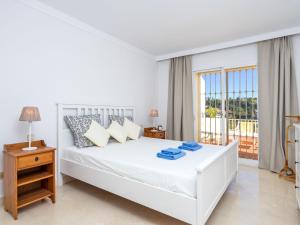 Biała sypialnia z łóżkiem i balkonem w obiekcie Apartment Mirador by Interhome w mieście San Pedro de Alcantara