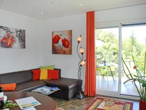 Apartment Casablanca-1 by Interhome في سان نازارو: غرفة معيشة مع أريكة وطاولة