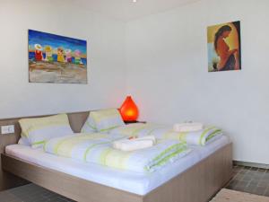 1 cama grande en una habitación con en Apartment Casablanca-1 by Interhome, en San Nazzaro