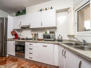 Kuchyň nebo kuchyňský kout v ubytování Villa Los Buhitos by Interhome