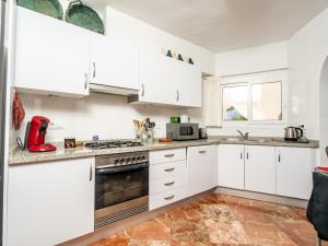Kuchyň nebo kuchyňský kout v ubytování Villa Los Buhitos by Interhome