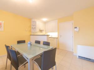 - une cuisine et une salle à manger avec une table et des chaises dans l'établissement Apartment Residentie Duinenbries-2 by Interhome, à Bredene