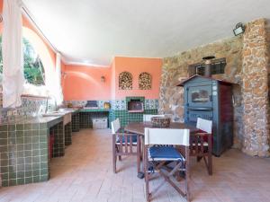 eine Küche mit einem Tisch und einem Herd in der Unterkunft Villa Giulia by Interhome in La Massimina-Casal Lumbroso