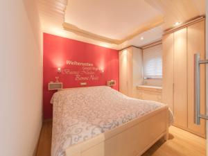 Ένα ή περισσότερα κρεβάτια σε δωμάτιο στο Apartment Firenze 011 by Interhome