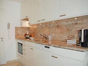 Virtuvė arba virtuvėlė apgyvendinimo įstaigoje Apartment Residenza Solemonte by Interhome