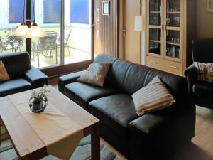 - un salon avec un canapé et une table basse dans l'établissement Apartment Seeteufel by Interhome, à Norddeich