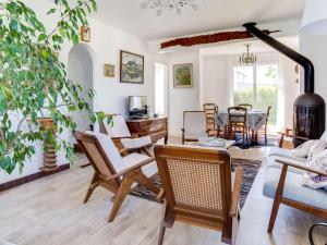 sala de estar con mesa y sillas en Holiday Home Da Tim'bi by Interhome, en Cabourg