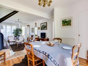 uma sala de jantar e sala de estar com mesa e cadeiras em Holiday Home Da Tim'bi by Interhome em Cabourg